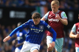 赛事直播-记者：雷克瑟姆签下伊镇前锋布劳德海德，转会费为1000万英镑