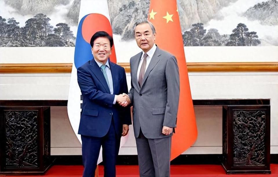 体育资讯-韩国特使团抵达北京，下飞机第一句话藏深意，中方2字回应很干脆