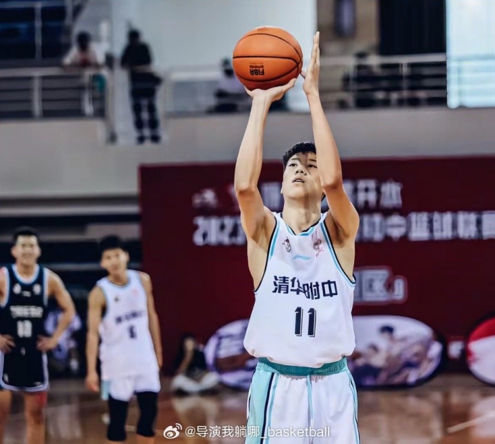 体育资讯-清华附中初中主力姚清源签约辽宁青年队，15岁身高已达2米03