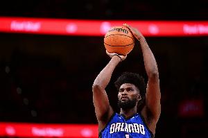 体育娱乐-艾萨克只打6分钟！莫斯利：每场比赛他的上场时间取决于对位情况