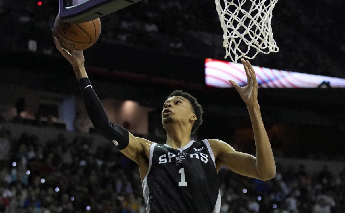 体育娱乐-短短3年，打破6项历史记录，如今再创历史，22岁已成地表最强球员