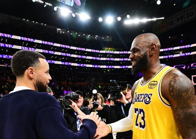 开云体育官方客服-詹皇丢评奖资格引争议！约基奇库里冲奖也拉响警报